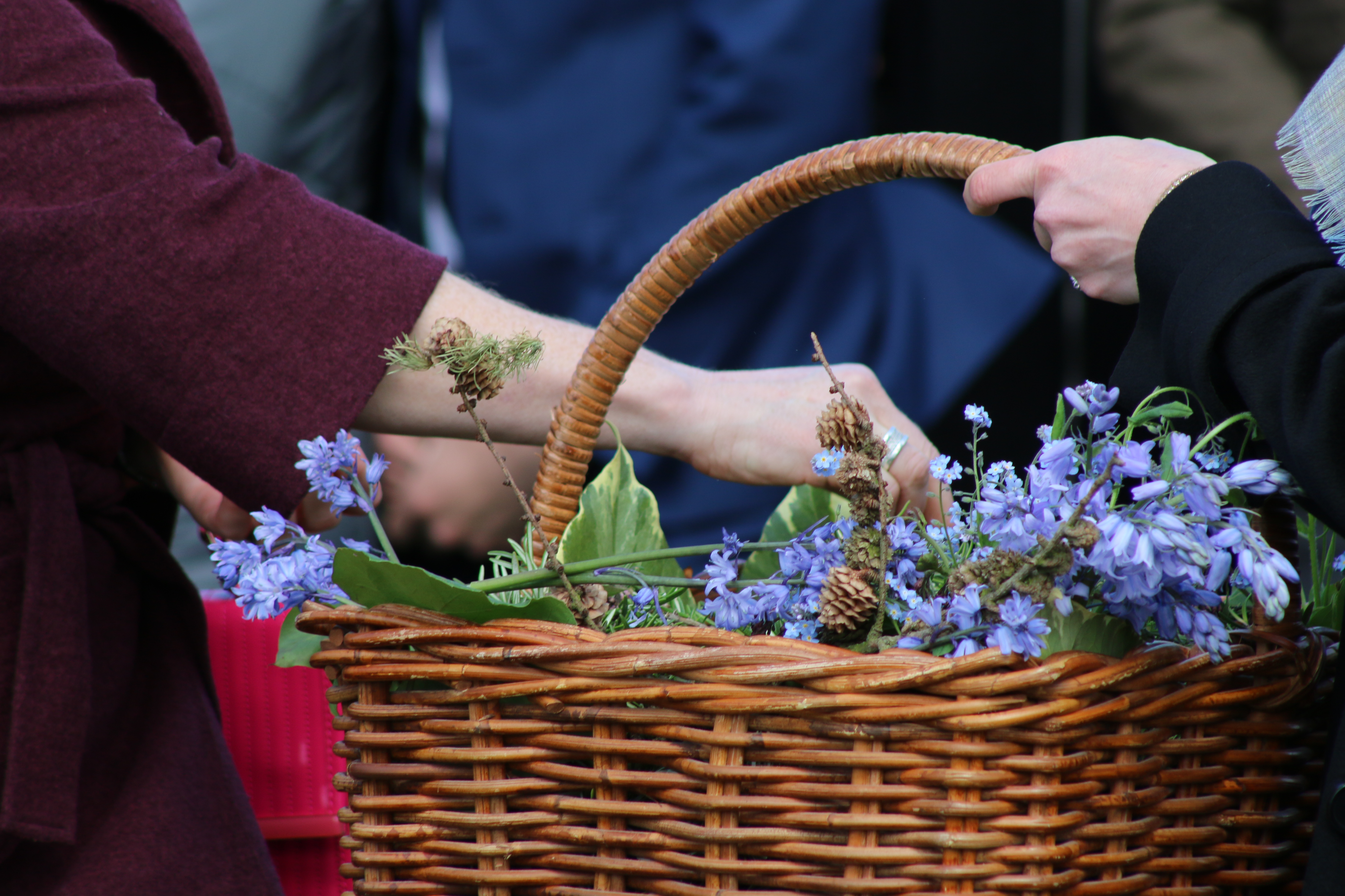 What Is the Difference Between a Funeral and a Memorial Service?