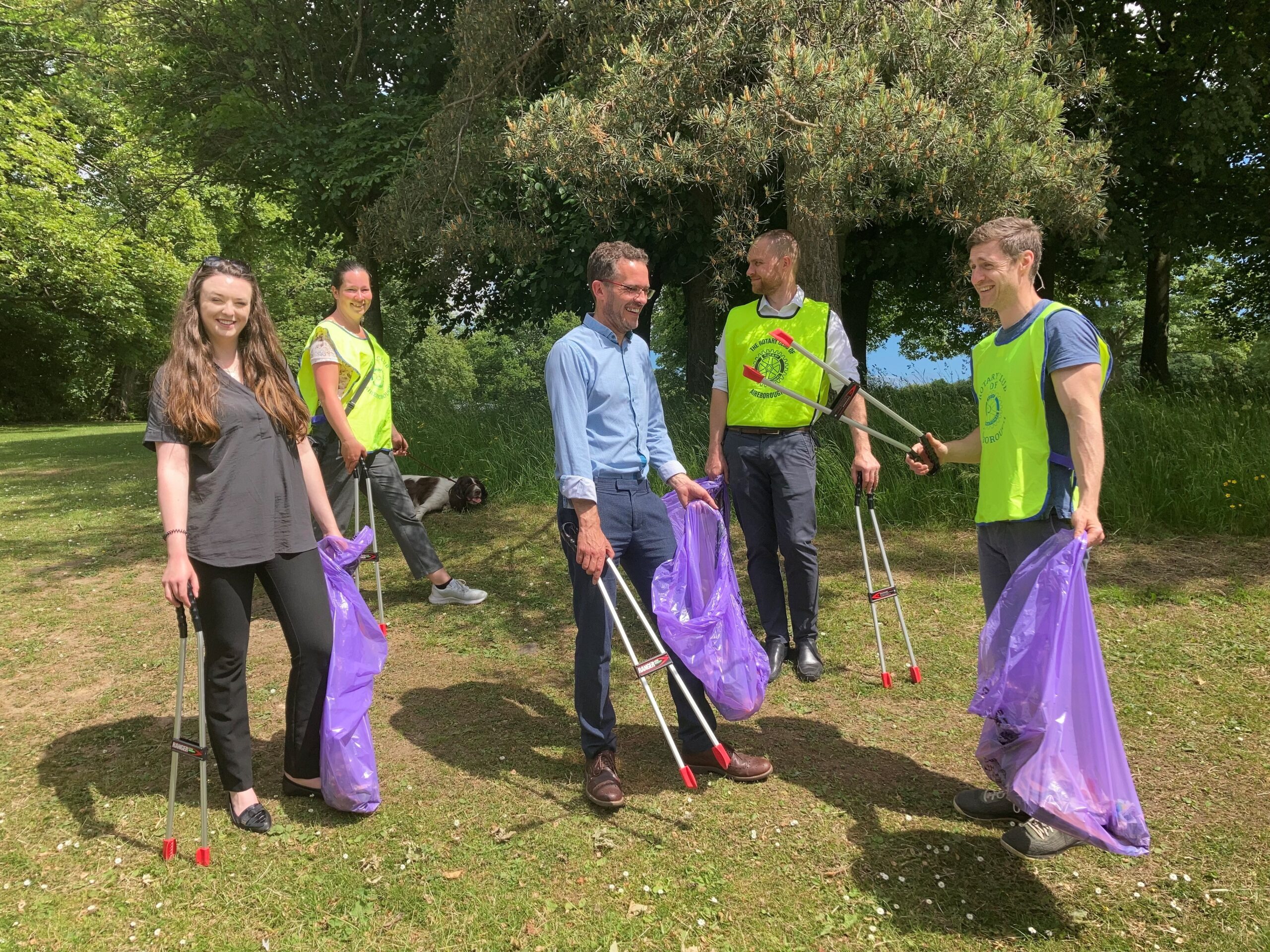 communitu litter pick to be eco-friendly and more sustinable.